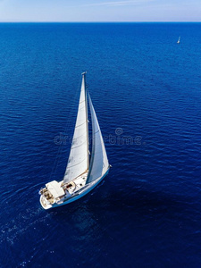 空气的看法从雄蜂关于白色的快艇采用深的蓝色海