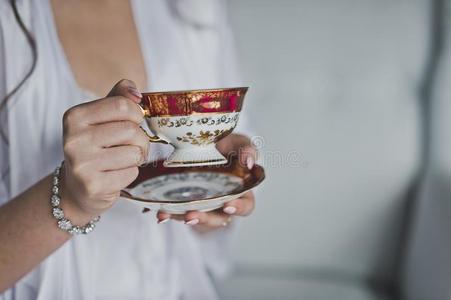 茶水杯子采用女人手采用指已提到的人morn采用g