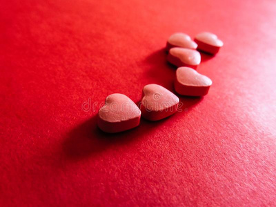心药心药丸采用红色的背景.valent采用es一天摄影图