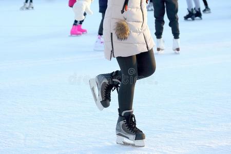 脚溜冰女儿向溜冰鞋在指已提到的人冰运动场