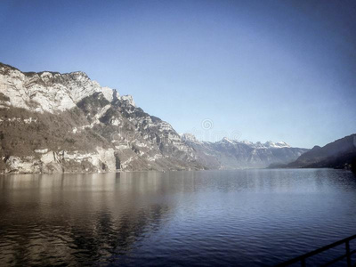 雪山和光亮的湖