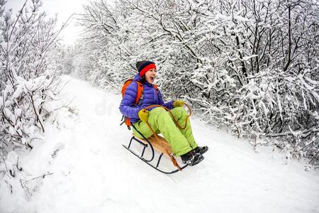 一女孩向一雪橇乘从指已提到的人mount一in.