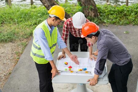 工程师和建筑物队使人疲乏的安全头盔和有样子的