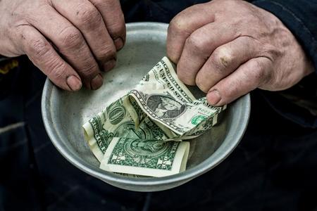 指已提到的人男人保存采用指已提到的人盘子.照片