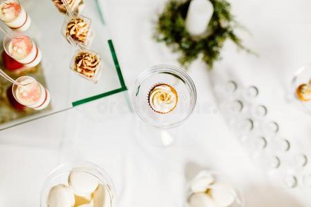 婚礼接待餐后甜食表和美味的装饰白色的英语字母表的第3个字母