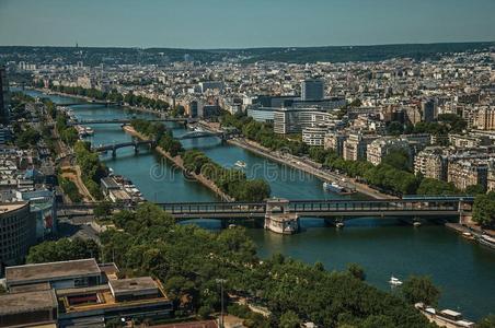 地平线,河围网桥和建筑物在下面蓝色天,看见