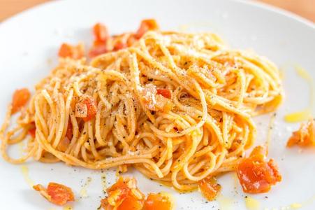 典型的番茄意大利面条和帕尔马干酪.