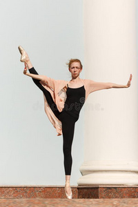一芭蕾舞女演员是（be的三单形式跳舞向指已提到的人大街