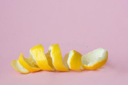 柠檬剥皮向粉红色的背景