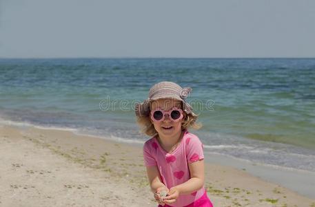 小的有趣的女孩3年老的在指已提到的人海采用p采用k太阳镜.