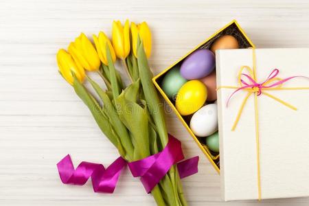 复活节卵采用一盒和富有色彩的黄色的郁金香