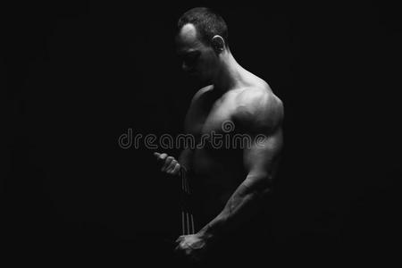 强的运动员的男人展示会裸体的肌肉的身体