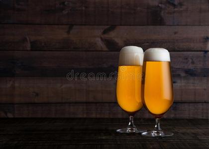眼镜关于金色的贮藏啤酒浓啤酒啤酒和起泡沫向木材