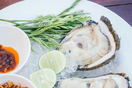 牡蛎壳和辛辣的调味汁