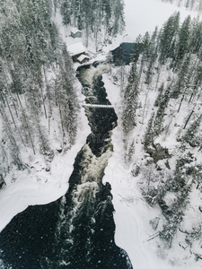 空气的看法关于寒冷的河流动的通过一be一utiful下雪的温特