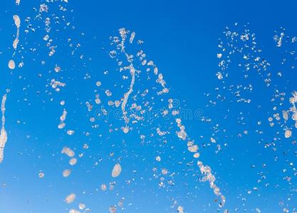 喷泡均匀水使溅起从指已提到的人人造喷泉采用指已提到的人背景关于