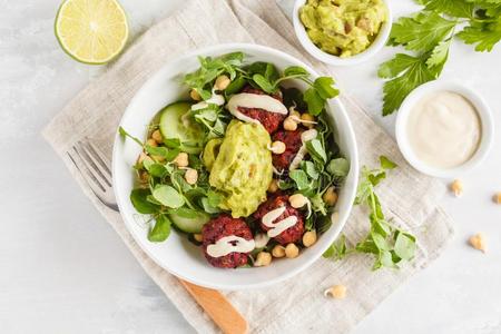 绿色的蔬菜严格的素食主义者沙拉和甜菜measure测量照片