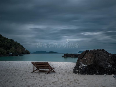 孤独的木制的小船向指已提到的人海滩后的雨