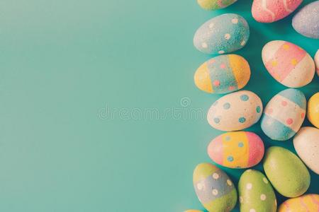 富有色彩的复活节卵向绿色的彩色粉笔颜色背景和空间
