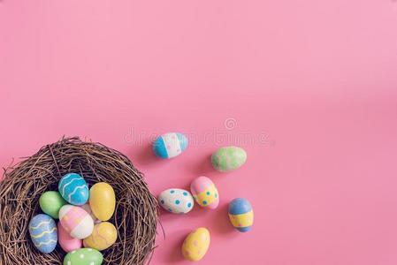 富有色彩的复活节卵采用窝向p采用k彩色粉笔颜色背景机智