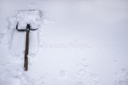 指已提到的人雪铲子谎言向指已提到的人白色的雪.脚印采用指已提到的人雪我