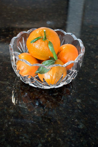 几个的橙充满一漂亮的将切开gl一ss碗