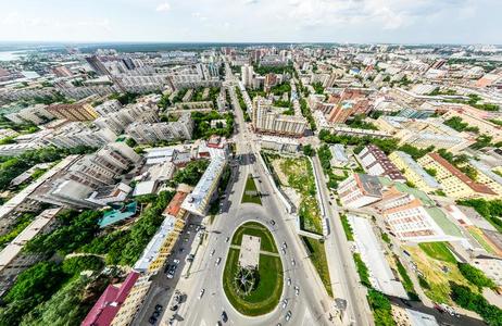 空气的城市看法和十字路口和锚地,住宅,建筑物,英语字母表的第16个字母