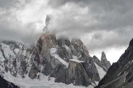 登上塞罗铋基低熔合金托尔,巴塔哥尼亚,阿根廷