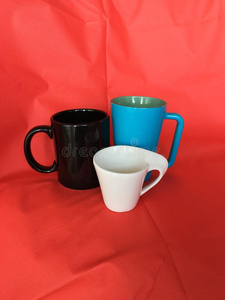 num.三咖啡豆或茶水杯子和红色的织物背景
