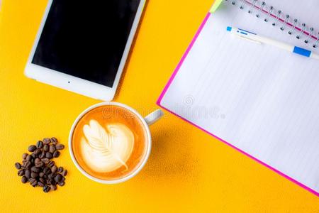 咖啡豆拿铁咖啡奶乳霜享有休息时间幸福的拿笔记关于好的