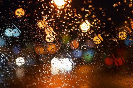 雨落下向指已提到的人窗.焦外成像夜城市.