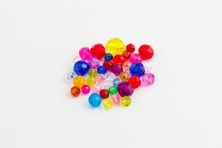许多有色的小珠子关于变化大小用过的向创造珠宝