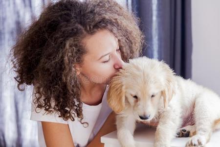 十几岁的青少年女孩和一一ll金色的寻猎物犬