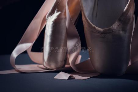芭蕾舞鞋子向黑的背景