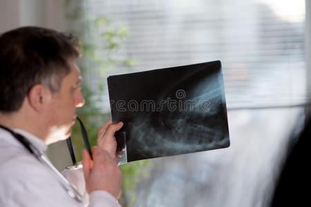 医生阅读字母x-射线比喻