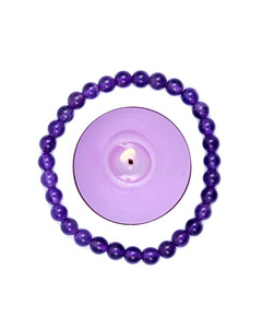 薰衣草茶水光蜡烛被环绕着的在旁边王国的紫色的紫蓝色宝石是