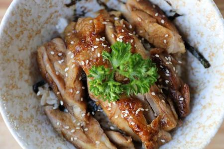 日本人食物,鸡红烧的和稻向木材背景