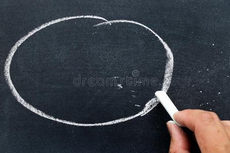 男人拿住白色的粉笔向写某物向黑的板