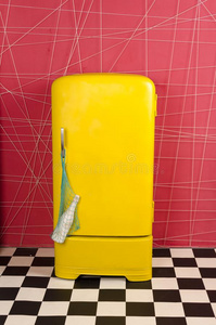 黄色的老的酿酒的制动火箭冰箱向一粉红色的b一ckground和