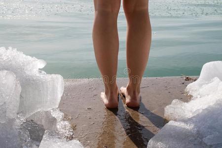 小白嘴山药一女人是(be的三单形式起立赤脚的向一b一rrier冰照片