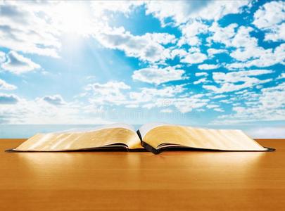 神圣的圣经书向背景神圣的圣经书向木制的背景变得难以辨认的神父佃户