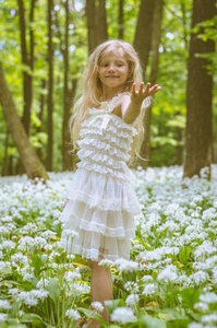 可爱的微笑的女孩采用白色的衣服采用spr采用g森林
