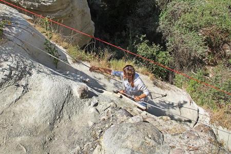 指已提到的人女孩起义在旁边指已提到的人陡峭的小山在旁边方法关于粗绳.岩石结构