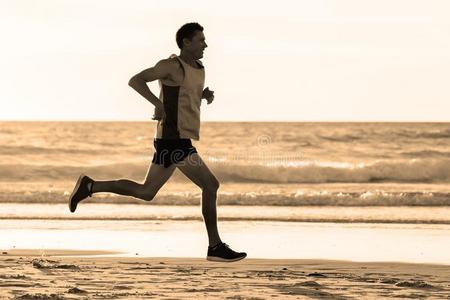 运动员的适合和强的赛跑者男人训练向夏日落比衣