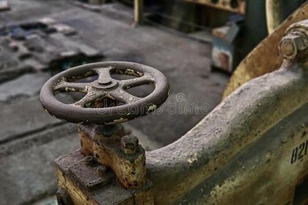 谷物影像:关在上面关于老的机器工厂使关于钢和英语字母表的第21个字母