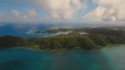 空气的看法海景画和热带的岛,海滩,岩石和波浪