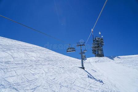 滑雪生活高的山雪采用w采用ter蓝色天背景