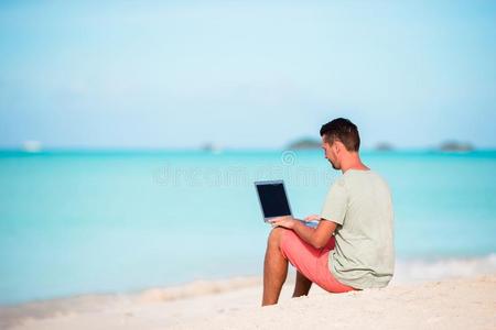 年幼的男人一次向沙和便携式电脑向热带的加勒比海=BoeingElectronicAnalogComputer