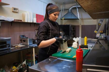 女孩寿司厨师准备食物采用指已提到的人厨房在饭店