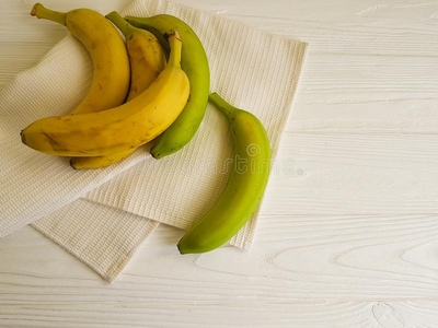 绿色的香蕉向白色的木制的,收割
